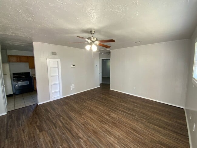 Building Photo - 3 bedroom 1 bath -  Moore