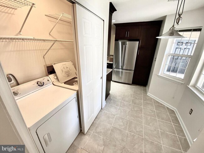 Building Photo - 5827 Wyndham Cir