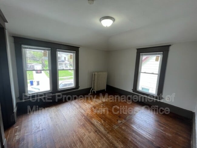 Building Photo - 225 Baker St E