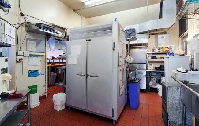 Commercial unit kitchen - 288 27th St