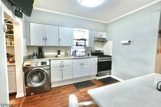 Building Photo - 807 Parker St