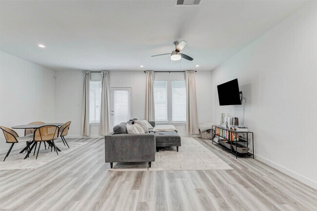 Building Photo - 12318 Basilwood Dr