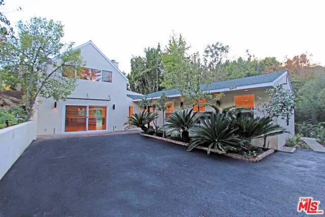 Foto del edificio - 2750 Benedict Canyon Drive