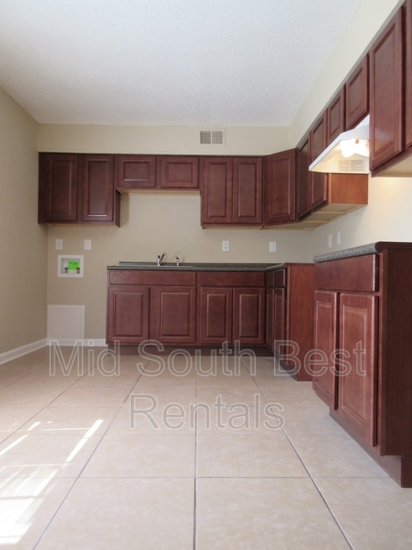 Building Photo - 2537 Lisa Ave
