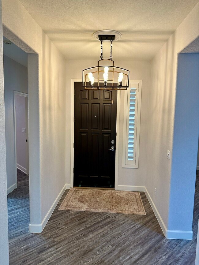 Foto del edificio - Gorgeous remodel update! No neighbors behind hillside lot