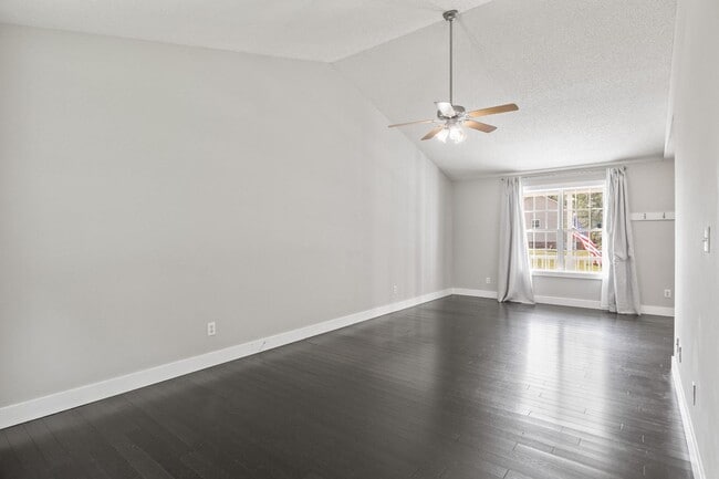 Building Photo - 1000 Meadowgreen Dr