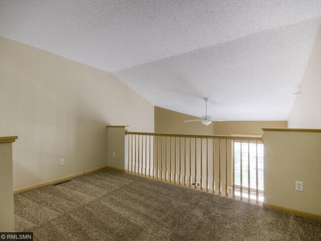 Building Photo - NIce 2 Bedroom Plus Loft Townhome in Great...