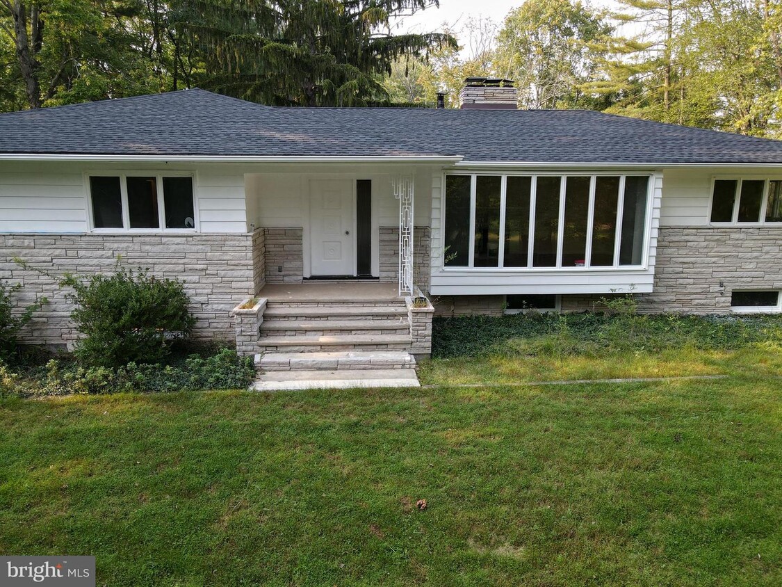 Primary Photo - 77 Bayberry Dr