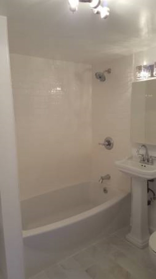 Bath - 634 W Oakdale Ave