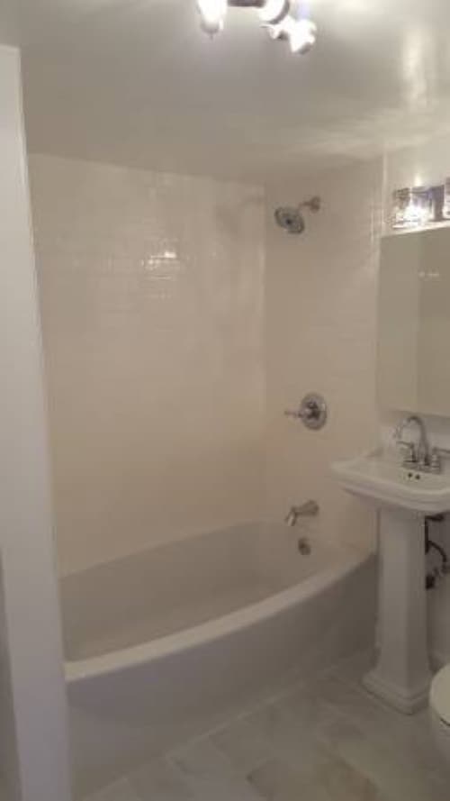 Bath - 634 W Oakdale Ave