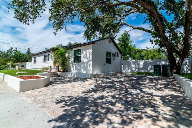 Foto del edificio - Charming 3BD/2BTH Home with Private Backya...