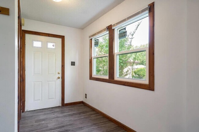 Building Photo - 2318 Midway Dr