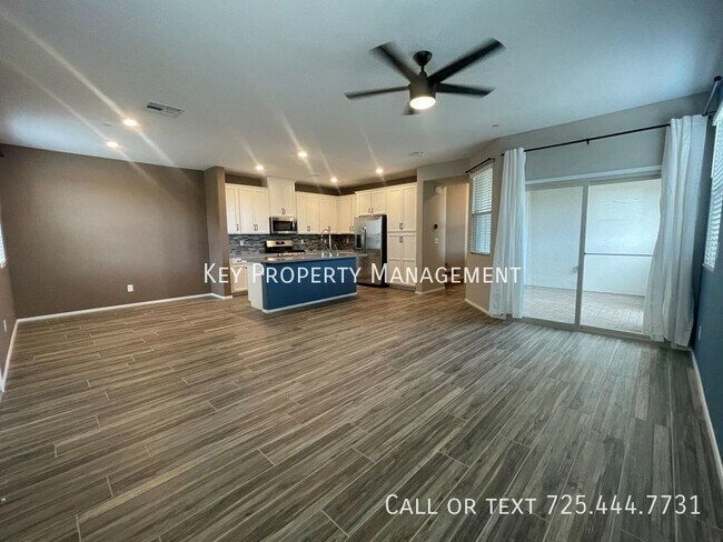 Foto del edificio - FULL STRIP VIEWS FROM THIS 3 BEDROOM SUMME...