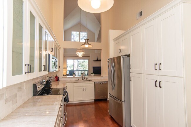 Foto del edificio - Light & Bright Top Floor Condo Near Apple ...