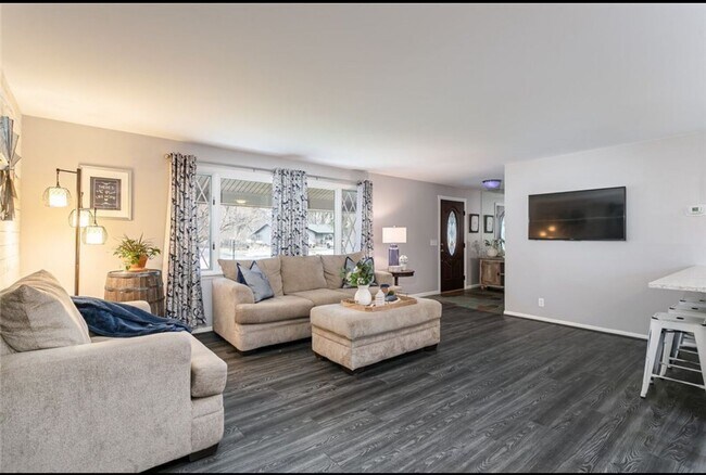 Building Photo - 3 Bed 1.5 Bath Pittsford STUNNER $3250