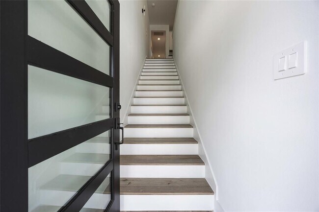 Building Photo - 8019 Cora St