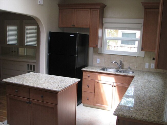 Foto del edificio - This Charming Spanish style home is locate...