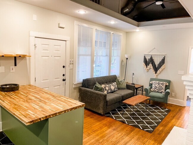 Building Photo - Furnished 2 bed 1 bath on 38th