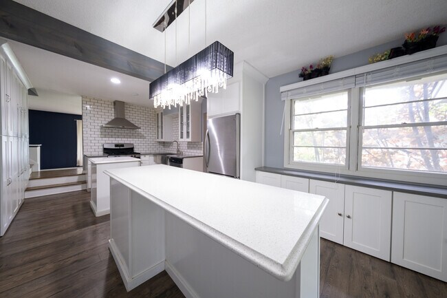 Building Photo - 2416 Queens Dr