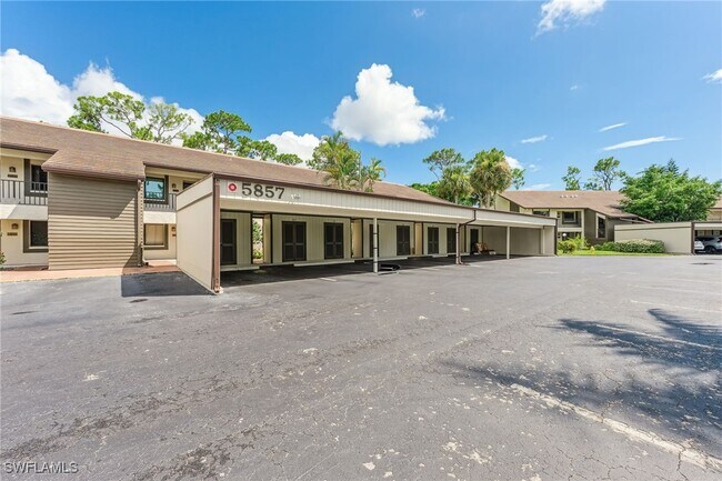 Foto del edificio - 5857 Rattlesnake Hammock Rd
