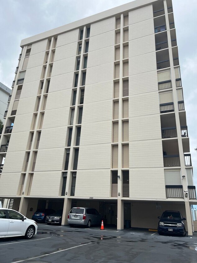 Primary Photo - Makikilani Plaza Studio w/ 1 parking stall...