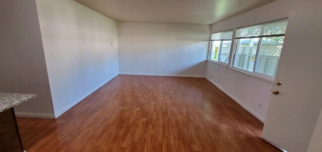 Foto del edificio - 4061 Park Center Ln