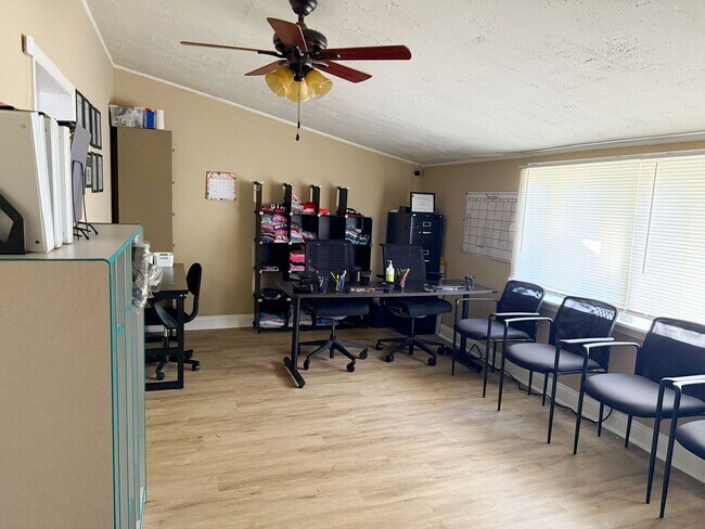 Foto del edificio - 1611 Sweetser Ave