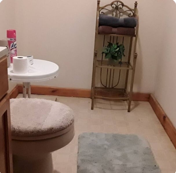 Medio baño en la planta baja. - 64 Meredith St
