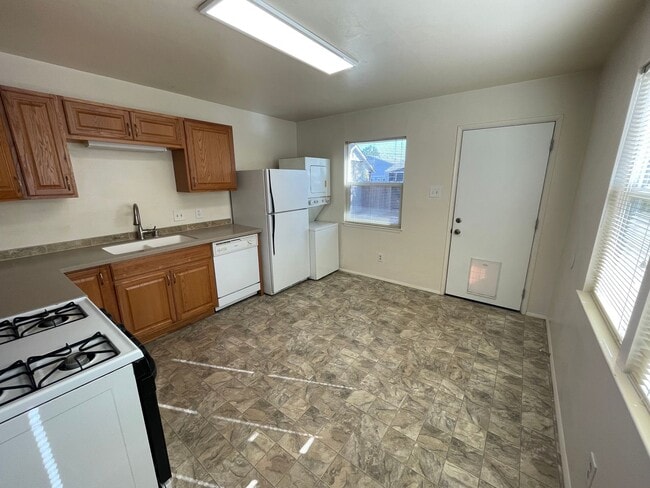 Building Photo - Cozy 2 BR 1 BA Home in Midtown!