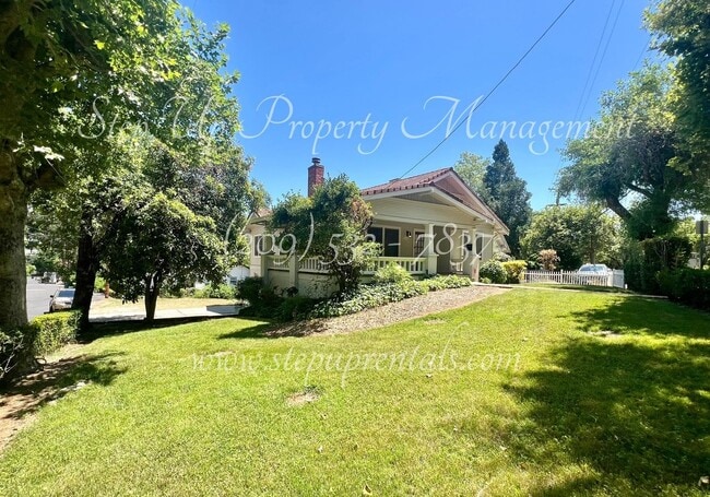 Building Photo - Beautiful 1920's 3 Bed 1 Bath Home Within ...