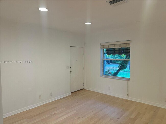 Foto del edificio - 725 Navarre Ave