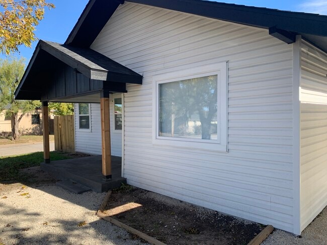Building Photo - 2101 Poplar St