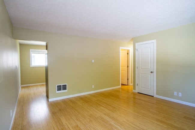 Building Photo - Corner Apartment in Saint John's w/Parking...