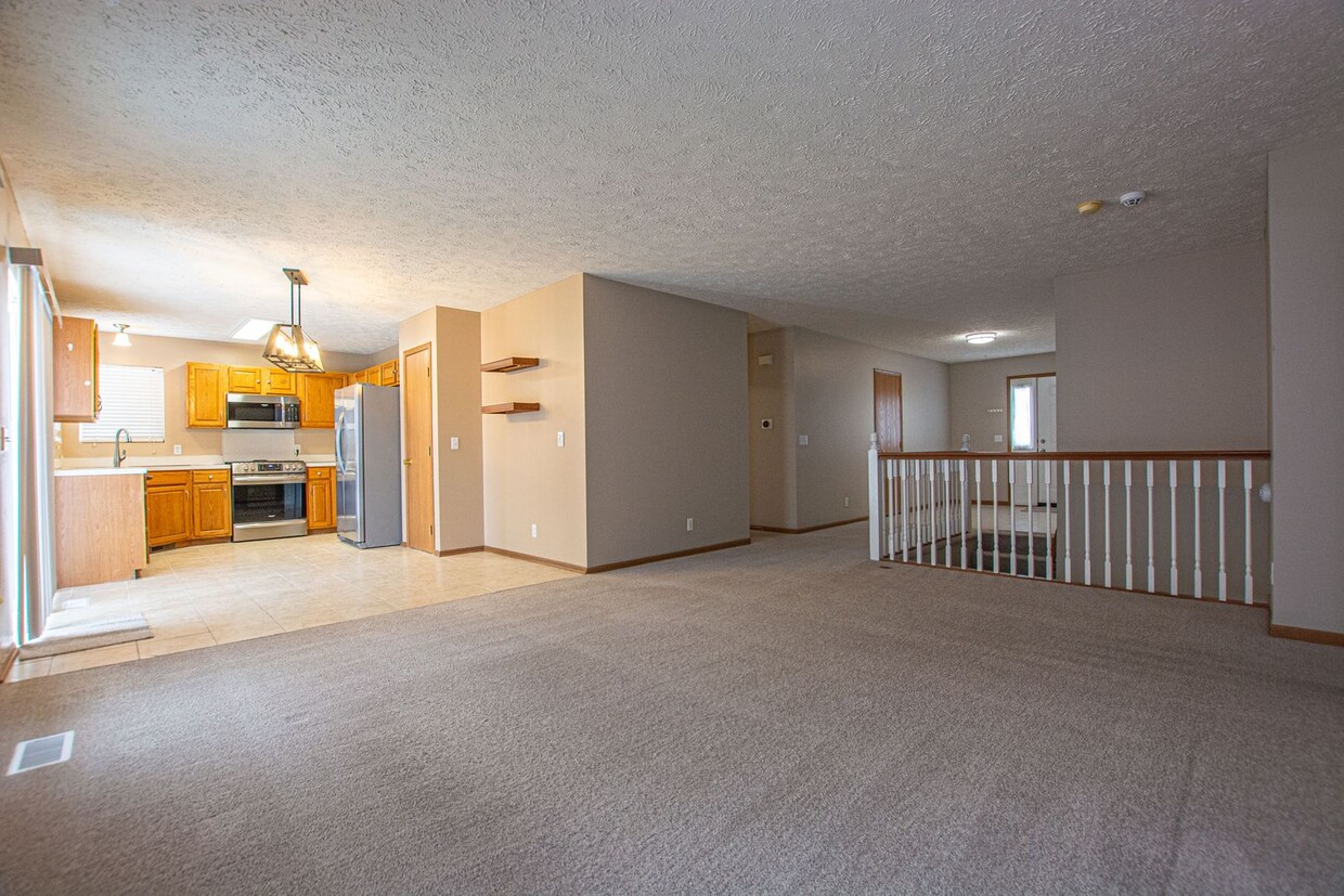 Primary Photo - 3 Bedroom / 3 Bath Ranch in Bellevue!
