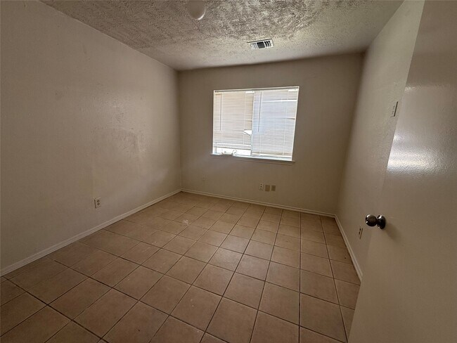 Foto del edificio - 2114 W Greens Rd