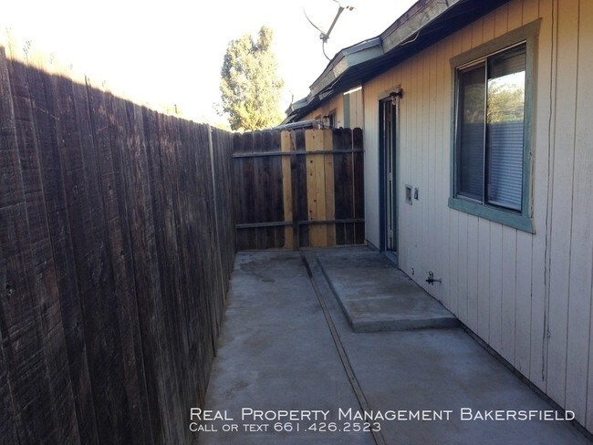 Building Photo - 542 Willow Drive Unit B