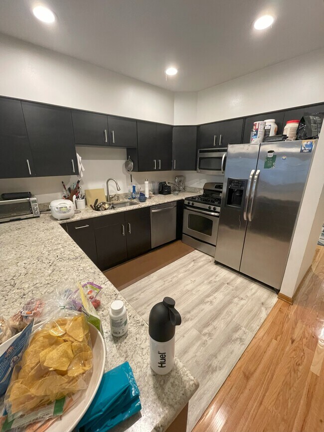 Kitchen - 1225 W Roscoe St Apartments