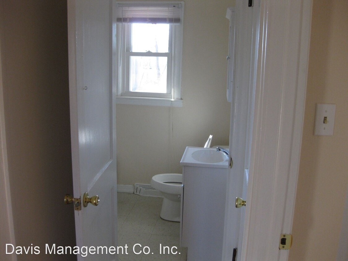 Building Photo - 3 br, 1 bath House - 101 Pine Street