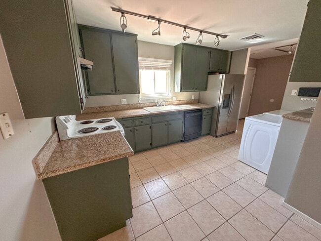 Building Photo - 641 E Pecos Way