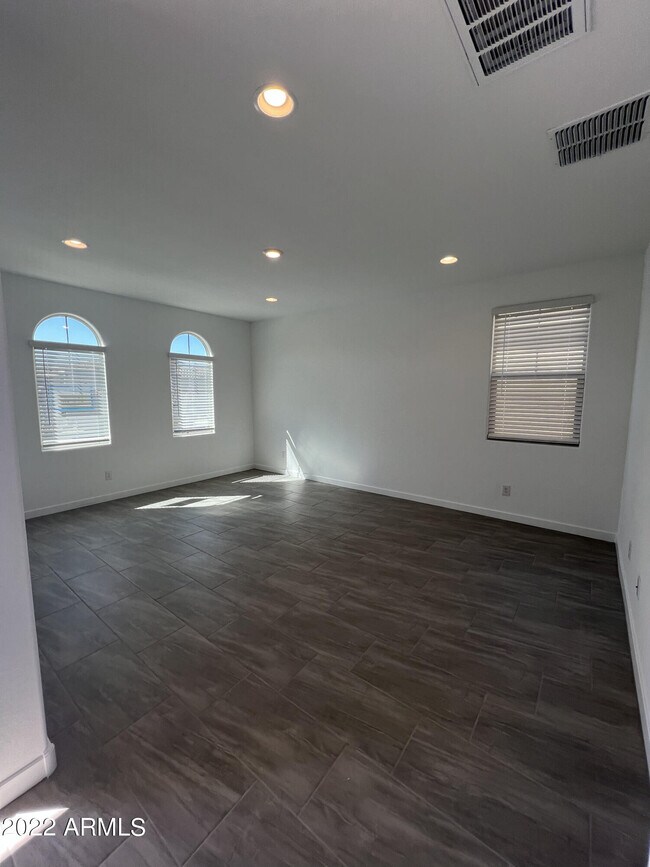 Building Photo - 208 E Leo Pl