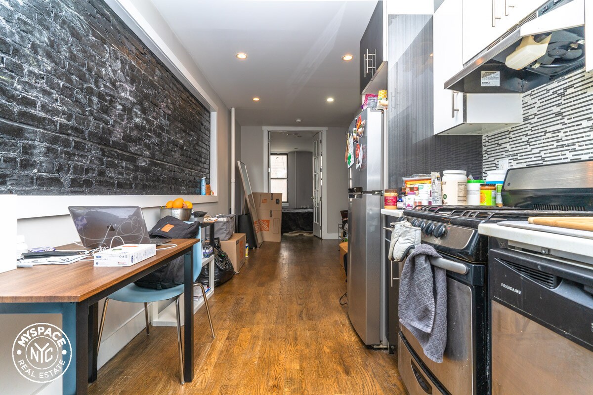 Primary Photo - 222 Bushwick Ave