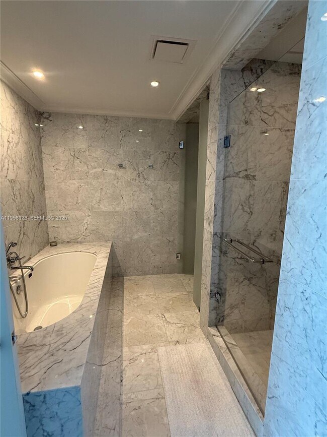 Foto del edificio - 15701 Collins Ave