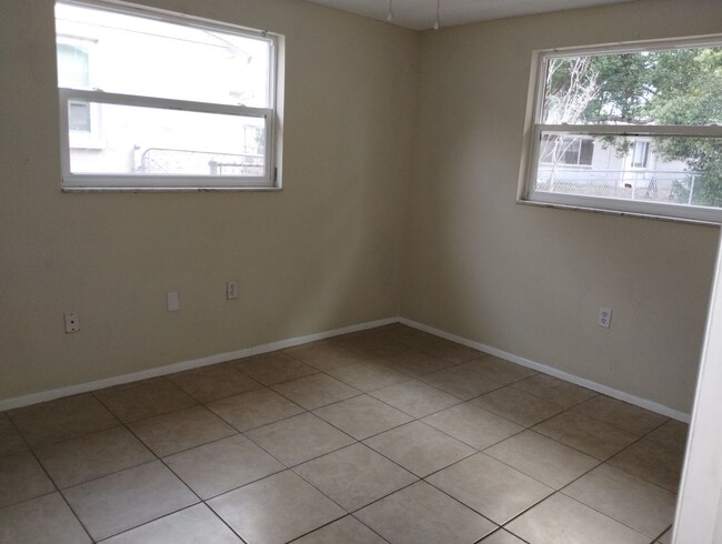 Building Photo - 3-bedroom, 2-bath home offering 1,554 squa...