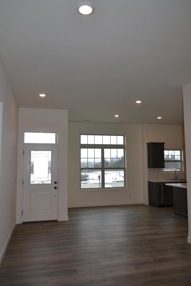 Building Photo - 705 Promenade Dr