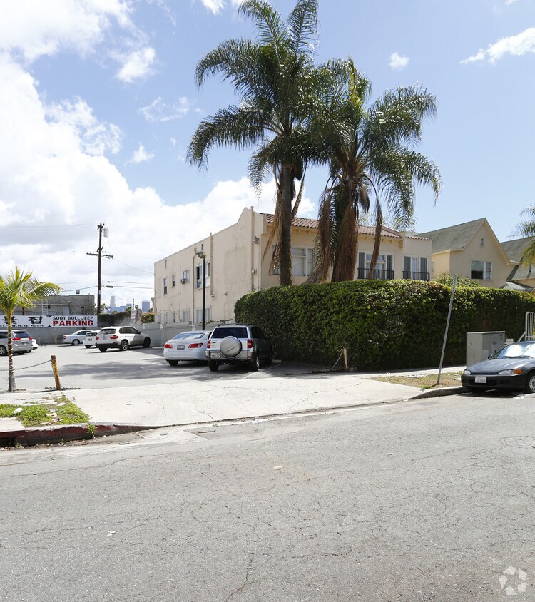 Primary Photo - 806 S Kenmore Ave
