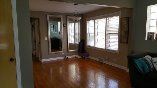 Dining - 6116 N Meade Ave