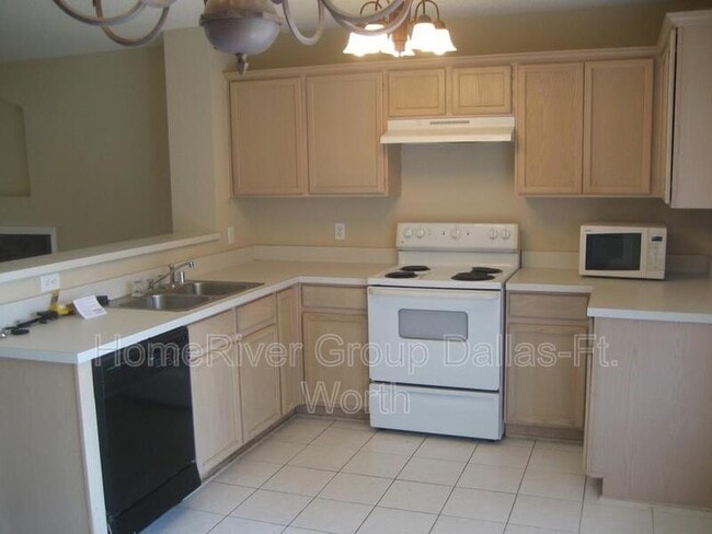 Building Photo - 2304 Hampton Dr