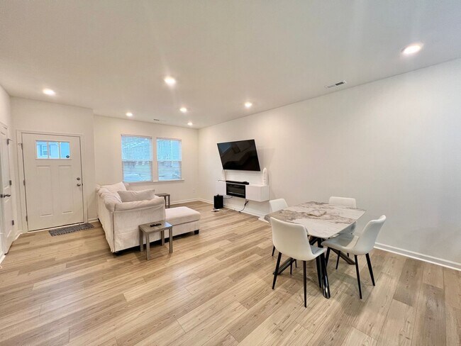 Foto del edificio - Luxurious, Newly Built 3BD, 2.5BA Raleigh ...