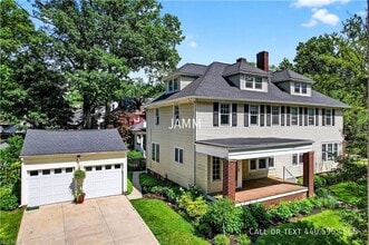Building Photo - 2205 Briarwood Rd