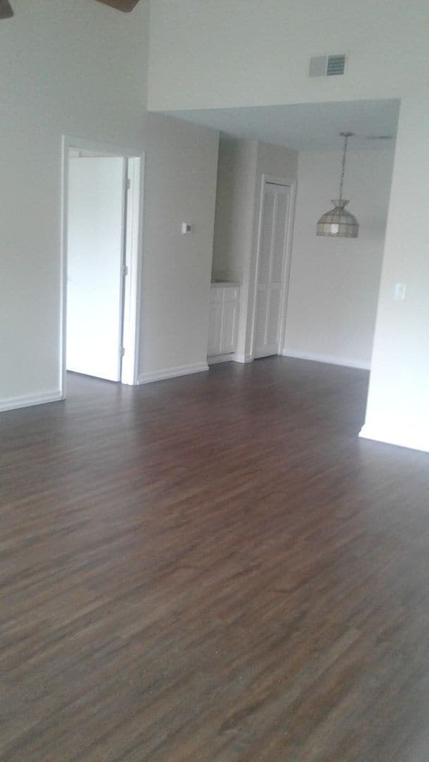 Building Photo - Large 2 Bedroom 2 Bath Northeast Columbia!!